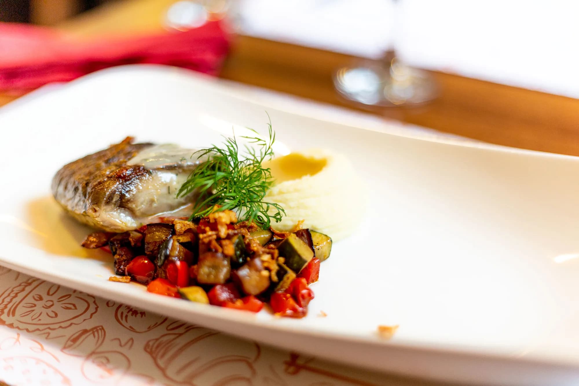 Sous vide šaran na grillu s kremom od krumpira, umakom od kopra i povrćem