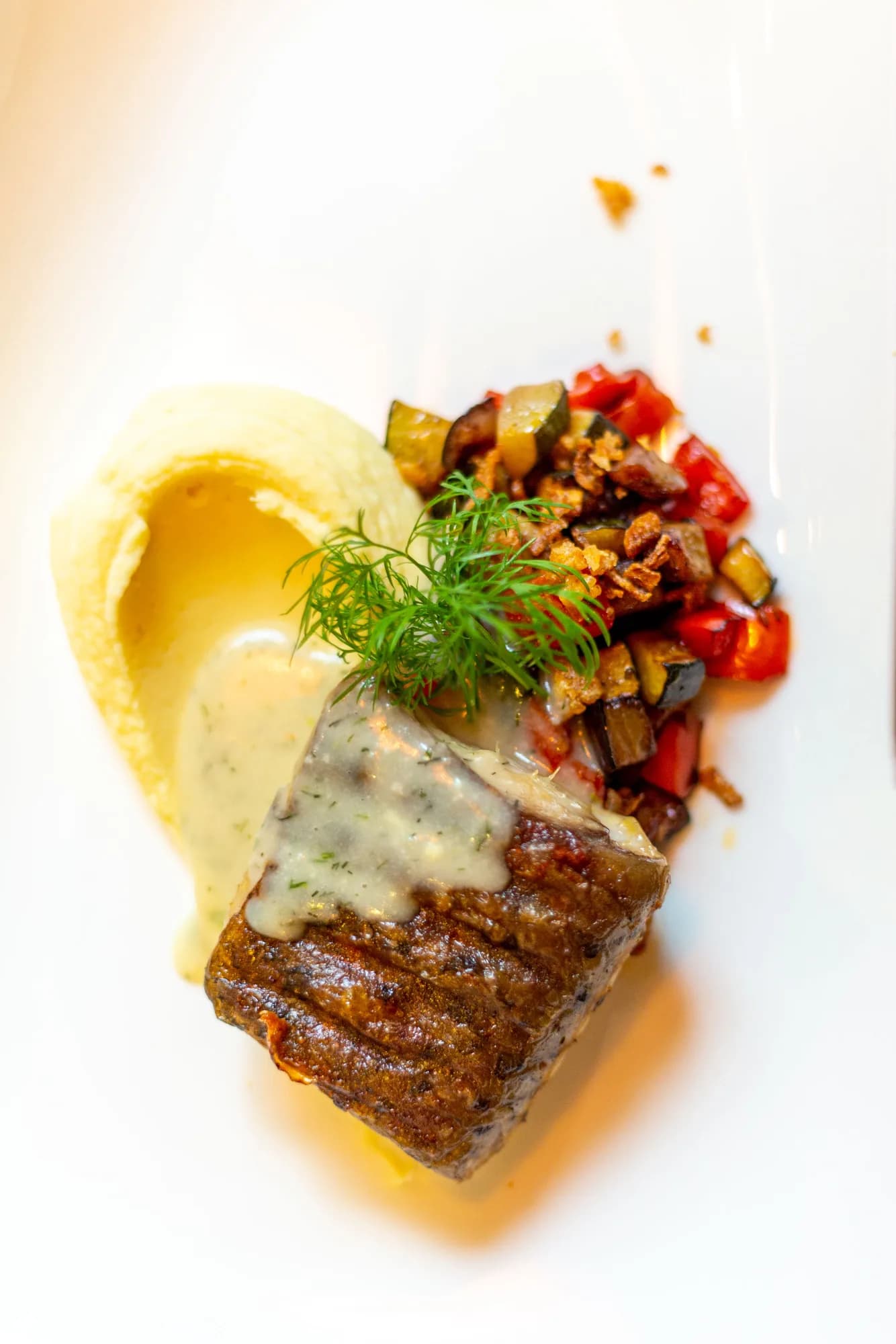 Sous vide šaran na grillu s kremom od krumpira, umakom od kopra i povrćem. Note: Izgleda kao ❤️