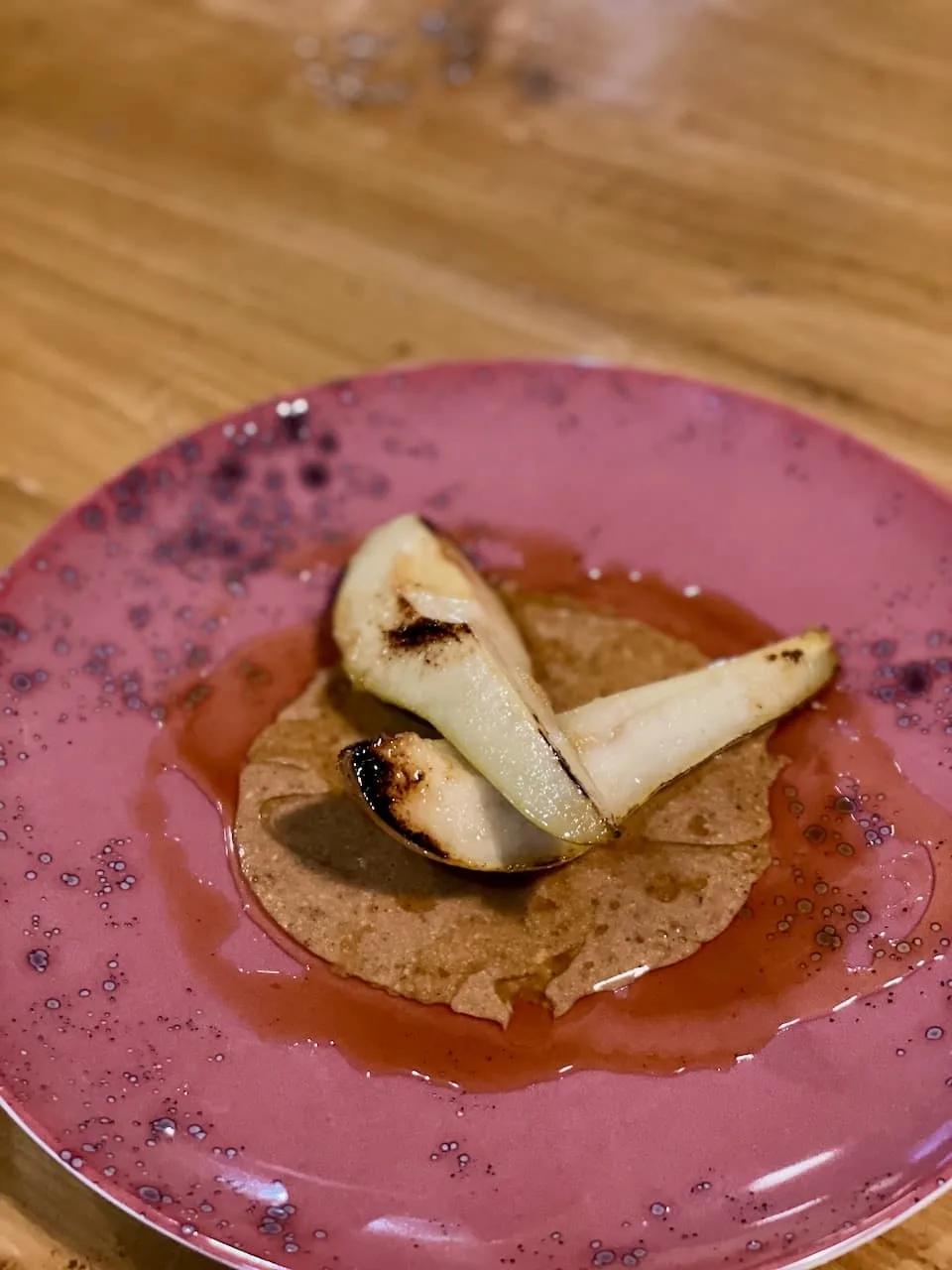 Karamelizirane kruške na kremi od lješnjaka