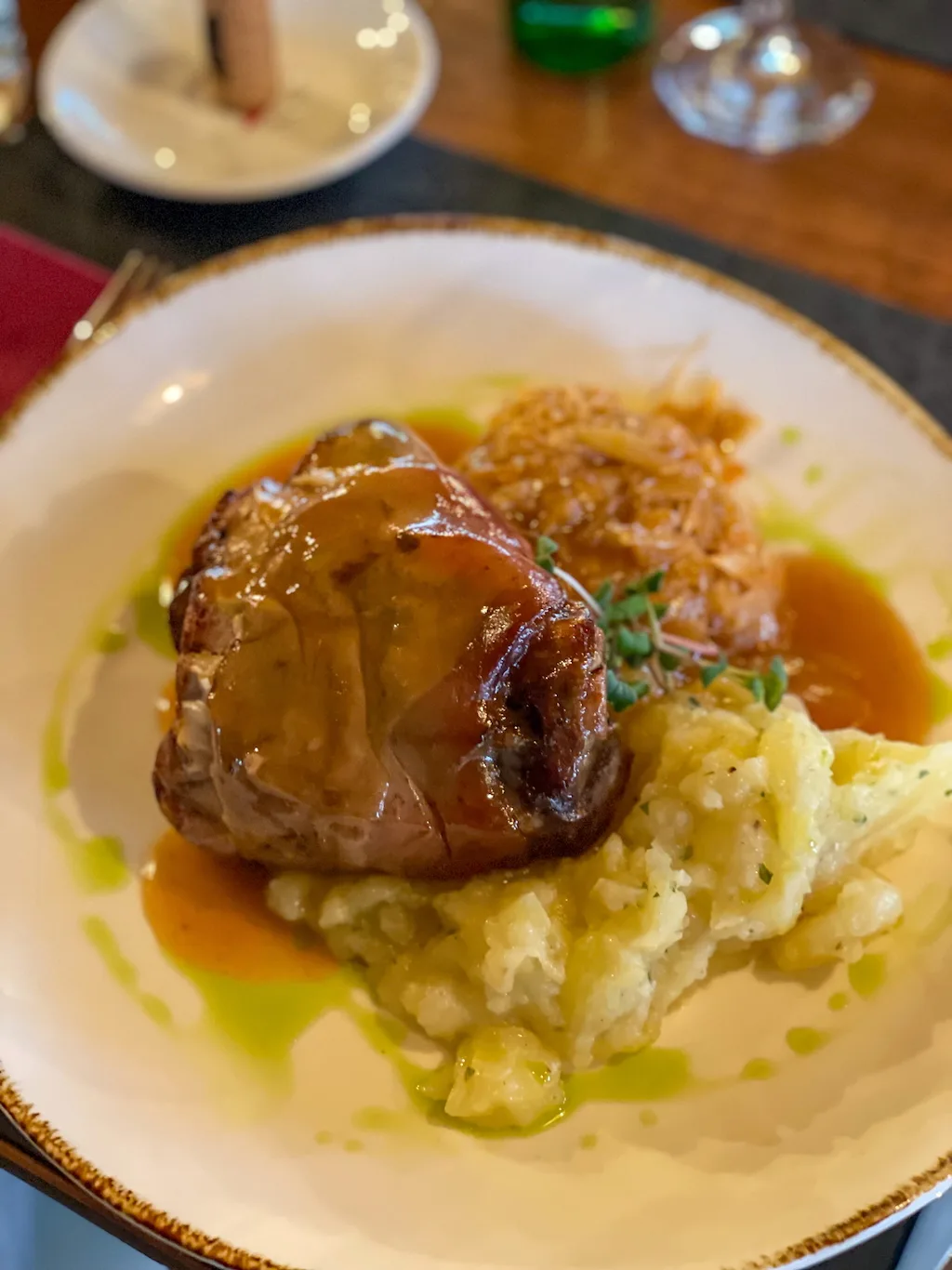 Sporo pečena svinjska koljenica