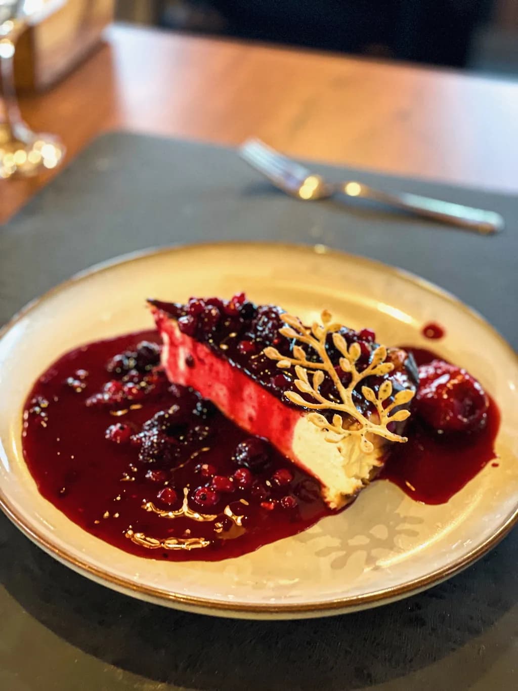 Cheesecake s preljevom od šumskog voća