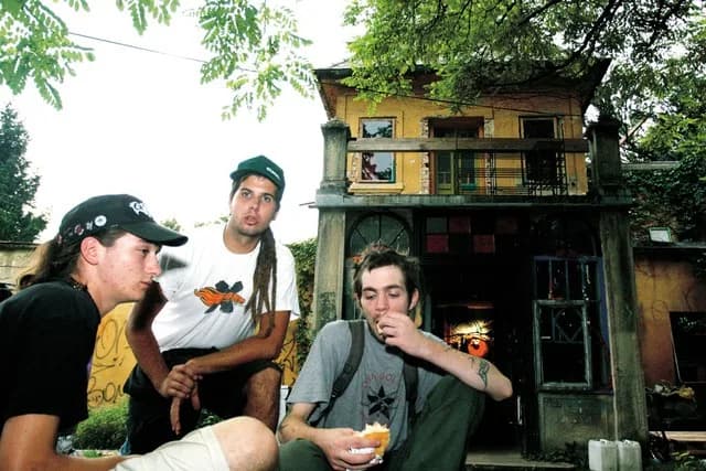 2005. godina, s lijeva na desno — ja , Duks i ne sjećam se tko je desno lik (Izvor: https://www.mladina.si/96882/vila-kiseljak/)