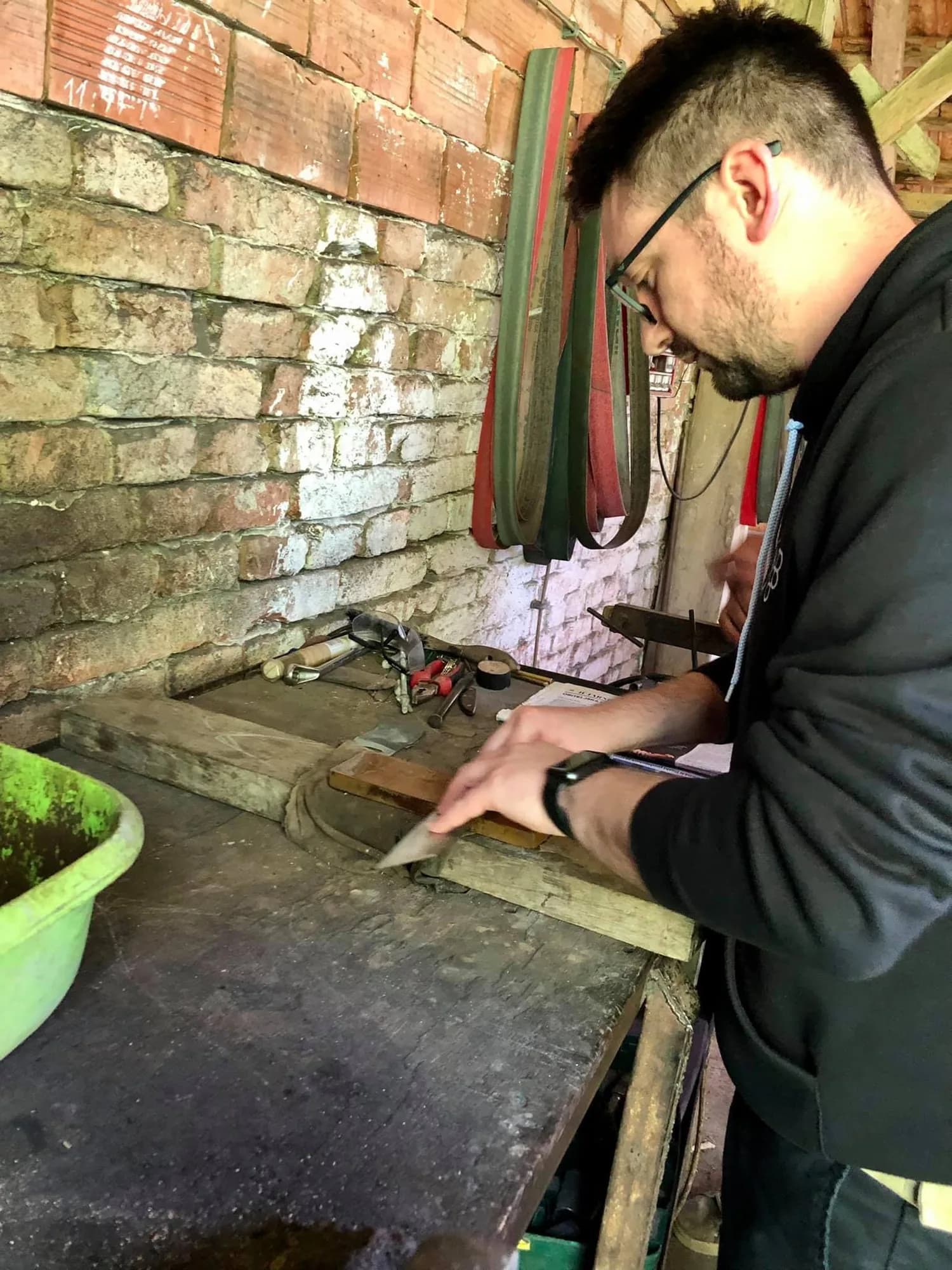 Oštrenje na prirodnom japanskom kamenu granulacije 1500 grita — Foto: Marina Pilj Tomić