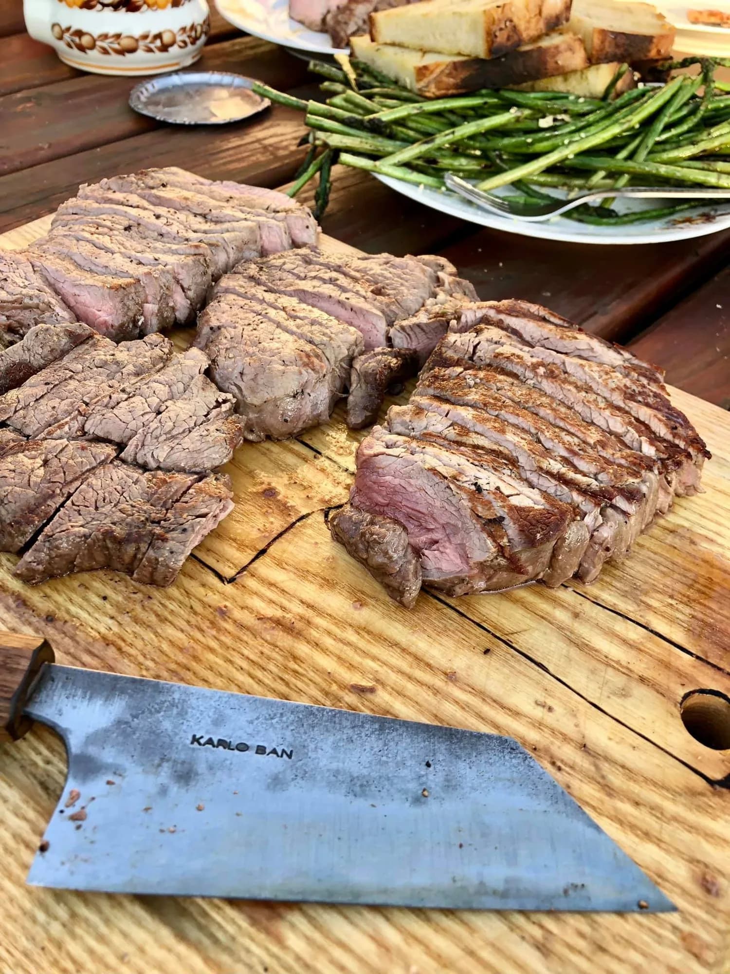 Biftek, šparoge i kruh iz Slavonije; nož iz Zagorja  — Foto: Mihael Tomić