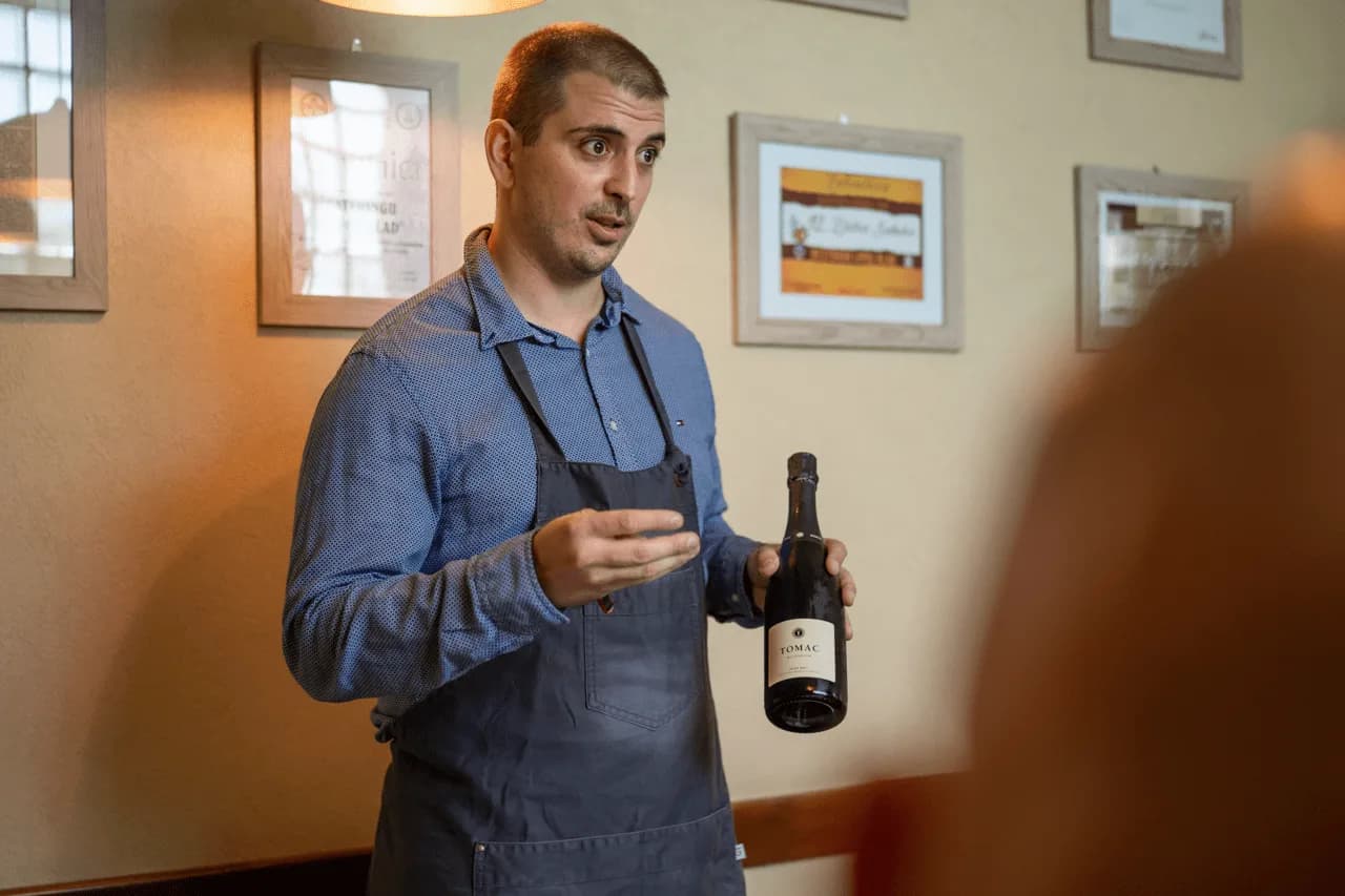 Antonio Ristović, voditelj prezentira Tomac Millenium pjenušac; Foto: Marko Ivaniš