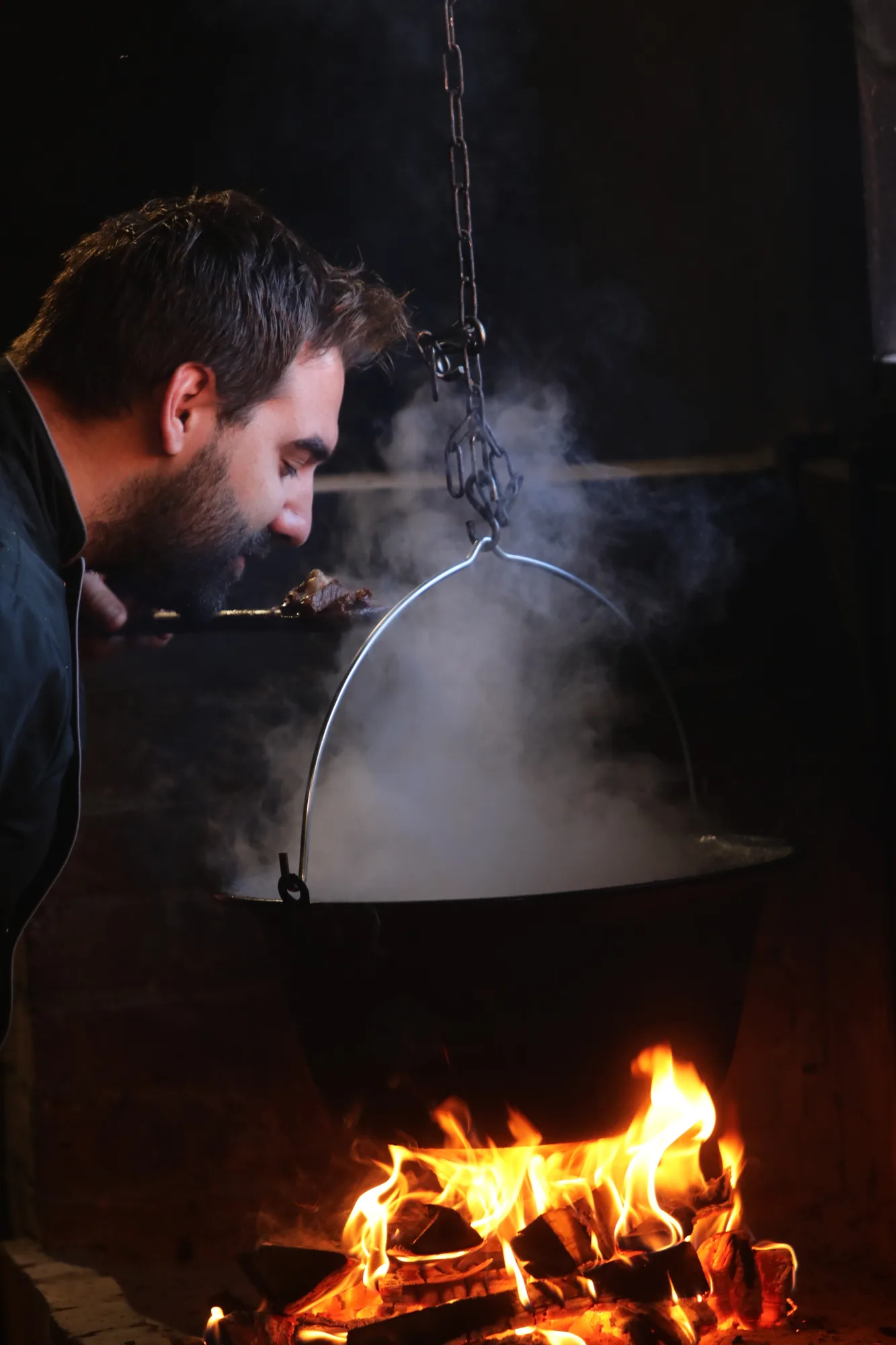 Chef Vlatković priprema perkelt od podolca — Foto: Mario Romulić